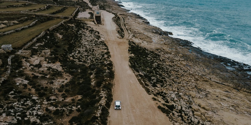 A stunning road to Blue Point Beach, adorned with tropical vegetation for travellers.