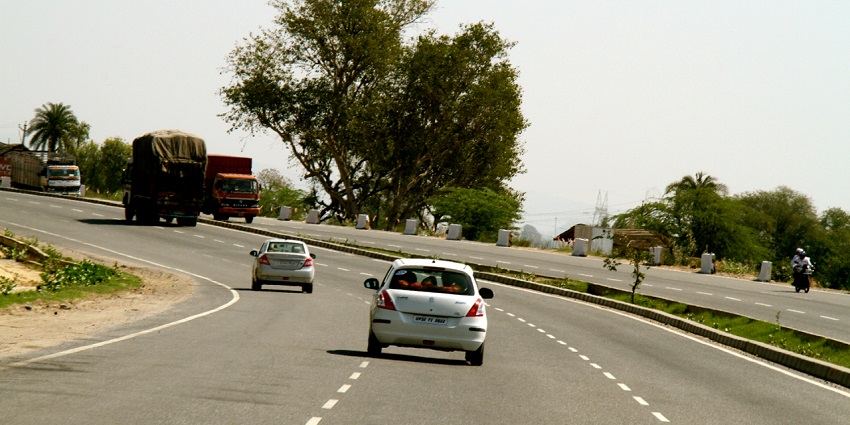A view of a national highway in Rajasthan on which several vehicles are ongoing