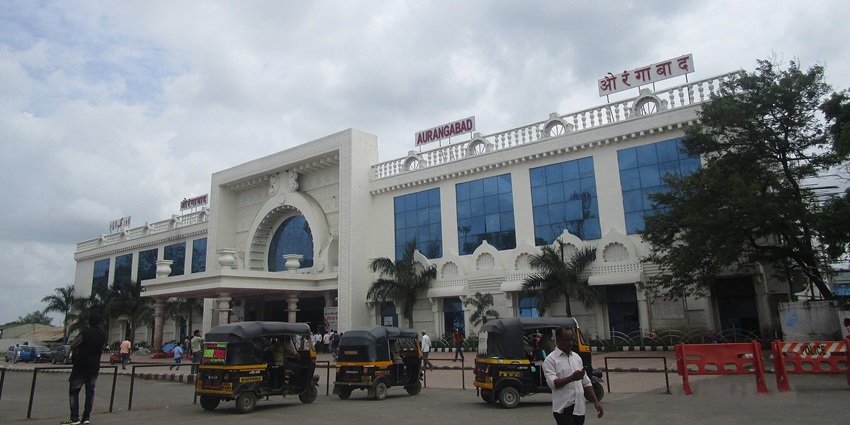 Visitors can reach Lahugad Fort from Aurangabad Airport or Railway Station by bus or taxi.