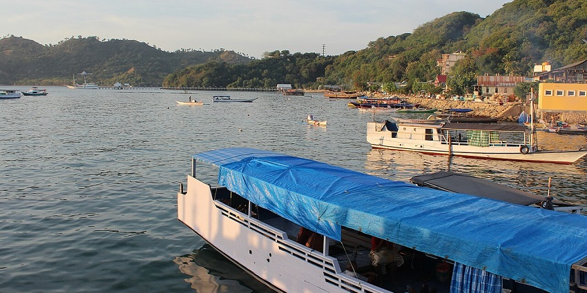 A picture of Labuan Bajo with boats.