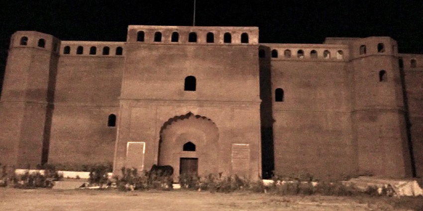A picture of a fort in Kaithal taken during nighttime