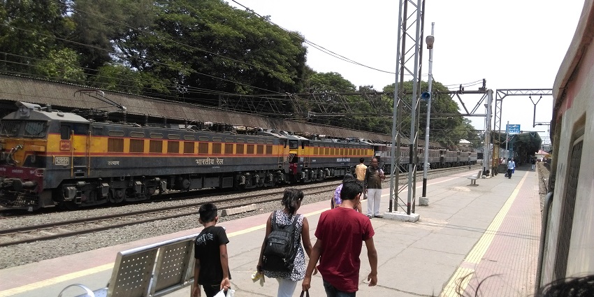 A picture of the railway station of Karjat where people are roaming for the train.