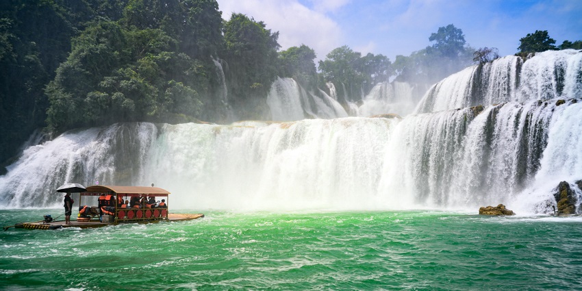 The viewway and a 2-km walk to the Olakaruvi Waterfalls