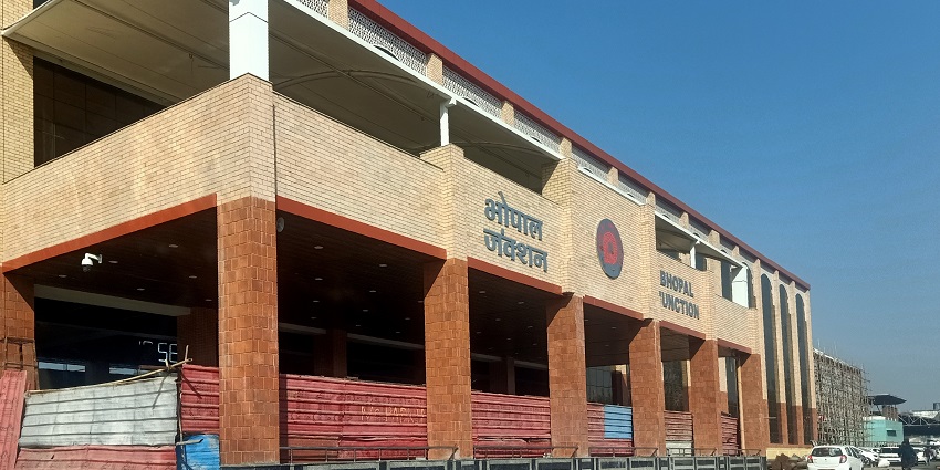 Bhopal Junction leading to Van Vihar National Park, showing easy accessibility.