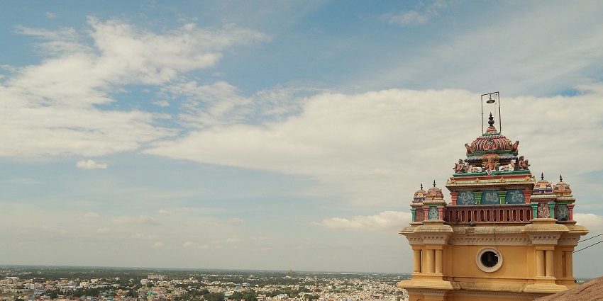 Tiruchirappalli Fort’s location also makes it accessible to other key landmarks in the region