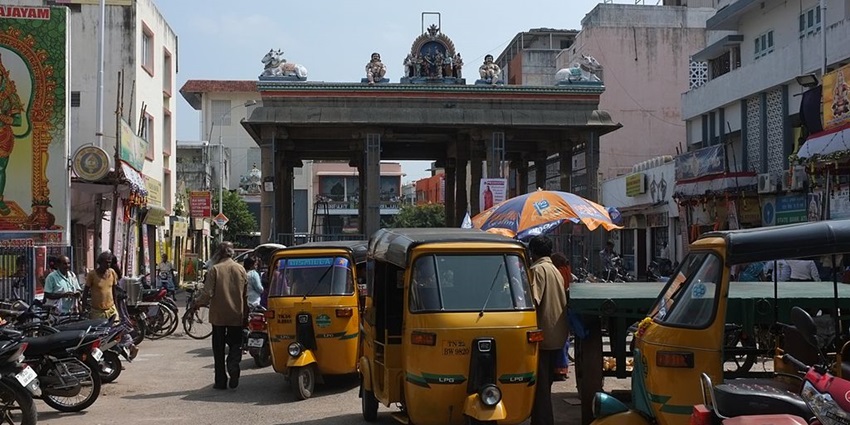 Image of public transportation - Kapaleeswarar is accessible by personal vehicles and public transport