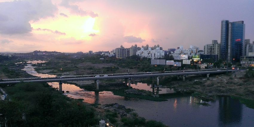 Aga Khan Bridge in Pune over the Mula-Mutha River. This bridge connects Koregaon Park to Kalyani Nagar.