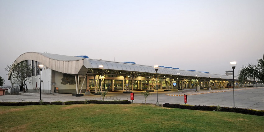 The nearest airport to Antur Fort is Aurangabad Airport, 45 km away; cabs are available.