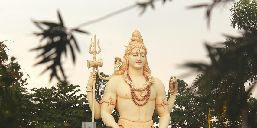 A picture of a sculpture of Lord Shiva at the Babulnath Temple in Mumbai