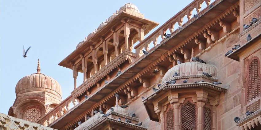 Side angle view of the jharokhas of the fort, displaying ancient architecture