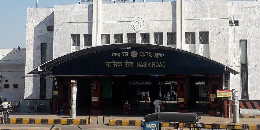 The nearest railway station is Igatpuri, about 15 km away, with buses and taxis to Bahula fort.