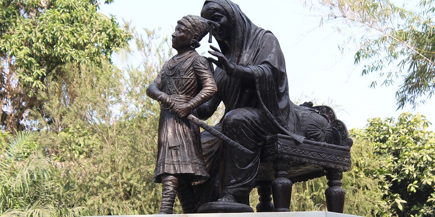 Wide view of statues inside jijabai and shivaji in the Byculla Zoo