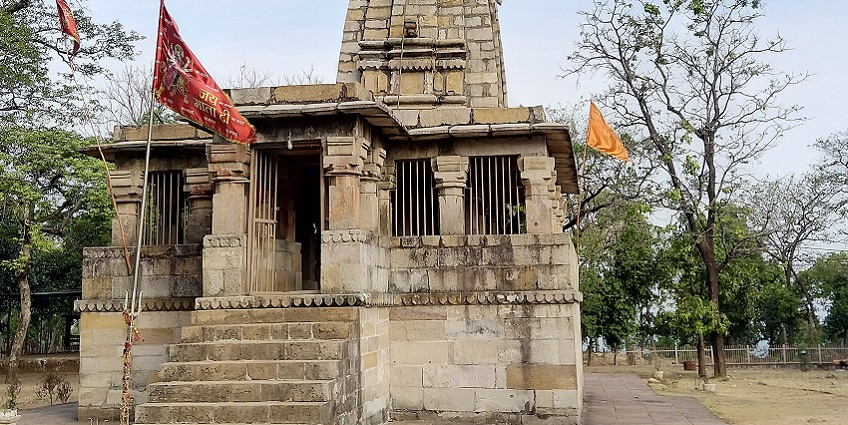 Chaiturgarh Fort offer a range of attractions decked in scenic beauty of nature.