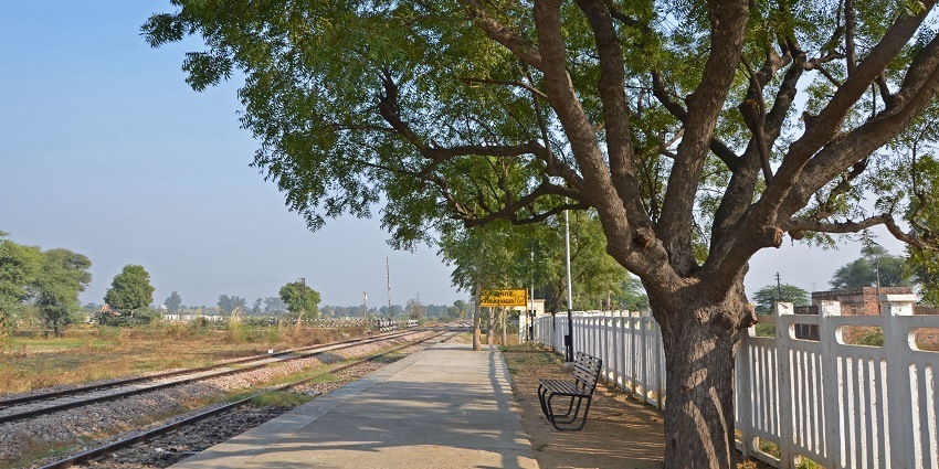 Farrukhnagar Fort is well-connected with other cities in Haryana for tourists to reach.