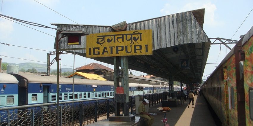 Picture of the railway station and its roof in Igatpuri with people waiting for the train.
Viewers of this file can see comments and suggestions