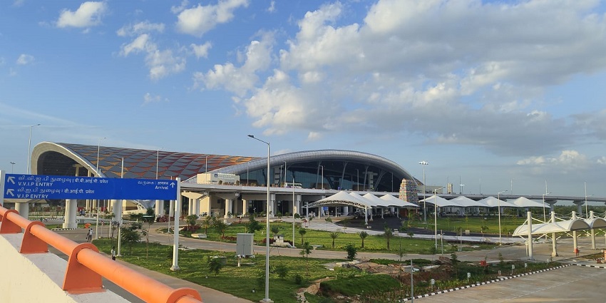 Nagoor Mosque in Tamil Nadu is accessible by air, train, road.