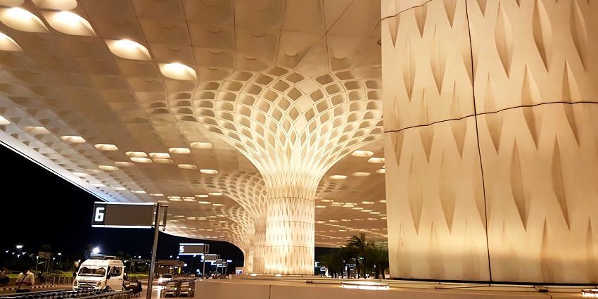 The image of the interior of Chhatrapati Shivaji Maharaj International Airport in Mumbai.
