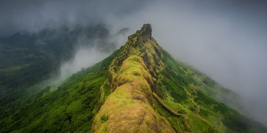 Image of the Sewri fort amidst majestic hills with cliffs on both sides