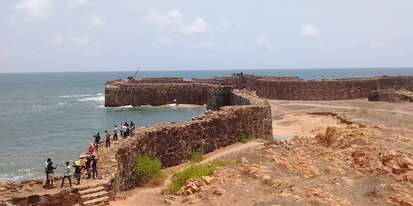 Panoramic view of Sindhudurg Fort with lush greenery and blue waters in Maharashtra