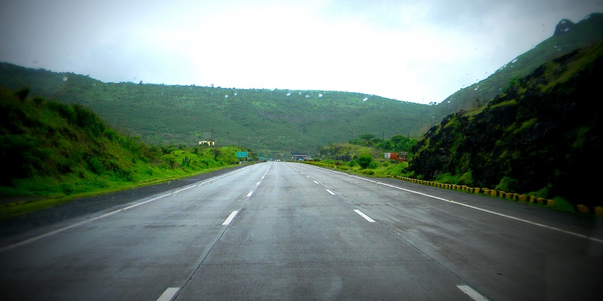 Snapshot of the national highway passing through the hills of Maharashtra around Suvarnadurg Fort