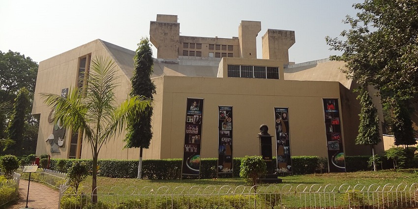 You can reach the Nehru Science Centre via air, rail or road as it is easily accessible