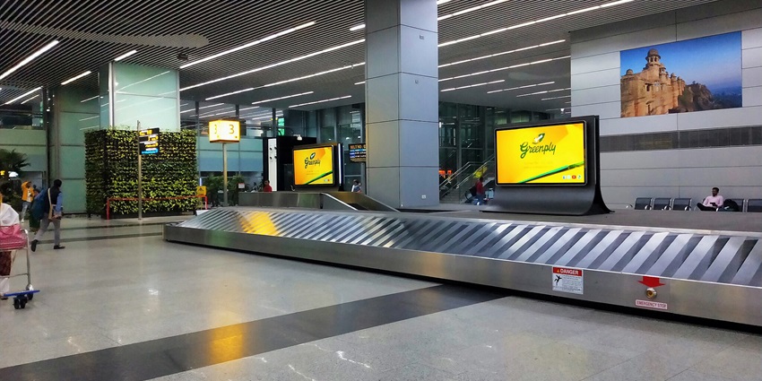 You can travel to Tipeshwar Wildlife Sanctuary by air via the Nagpur Airport