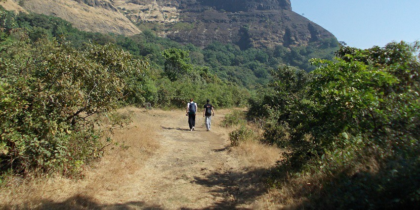 An image of a road showing how to reach Visapur Fort from Mumbai and Pune routes.