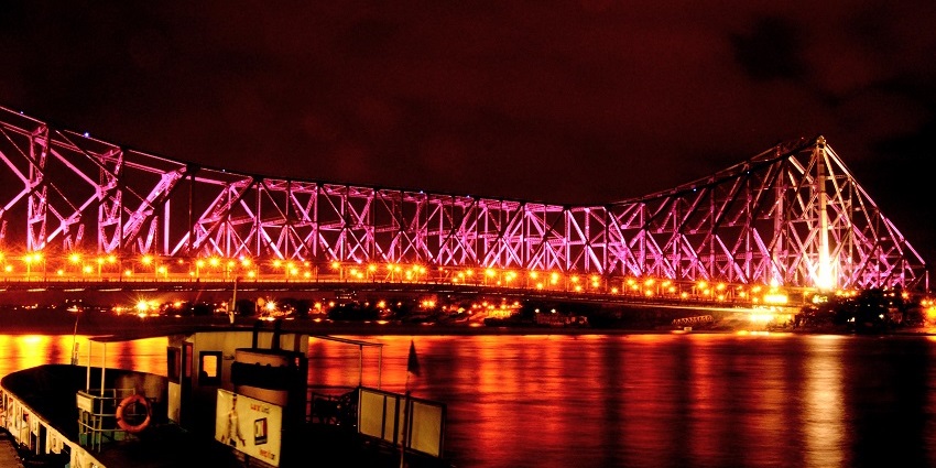 Iconic cantilever bridge connecting Howrah and Kolkata, stunning views.