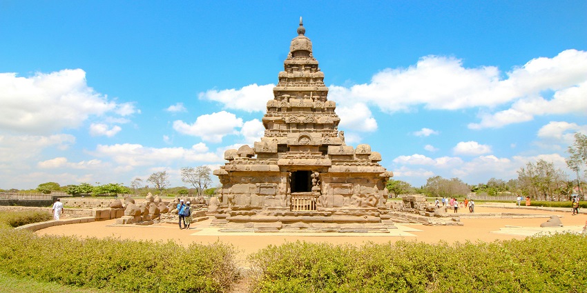 Wide angle of the fort surrounded by lush garden with the clear blue sky in the background