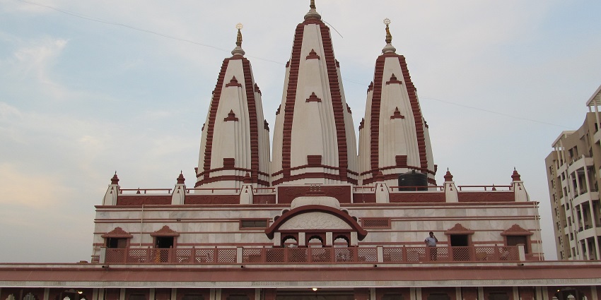 A picture of a temple in Pune with traditional archirtecture