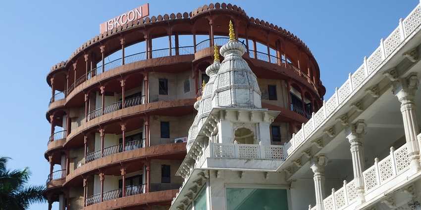 ISKCON Temple offers a spiritual retreat in bustling Vile Parle, Mumbai to travellers.