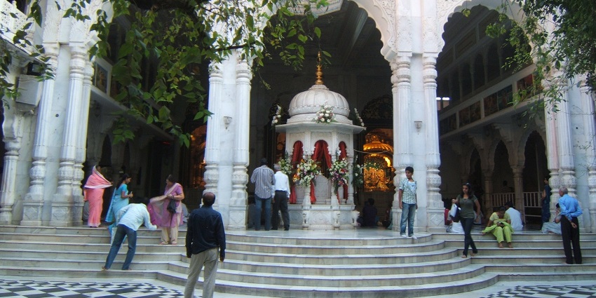 A picture of ISKCON Temple Juhu, one of the spiritual attractions near Mumbai Airport