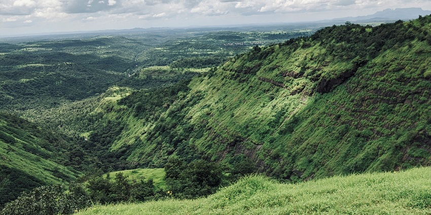View of the Igatpuri plateau with lush greenery, one of the top offbeat places near Mumbai.