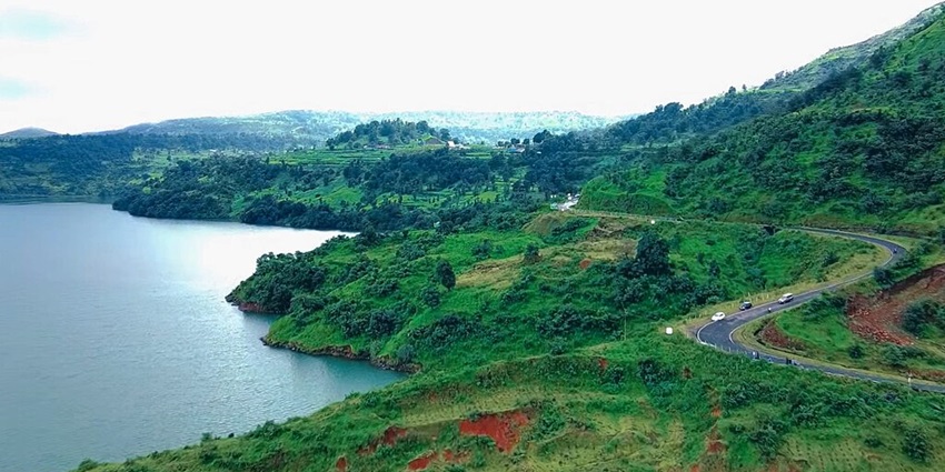 Bhavli Reservoir at Igatpuri is surrounded by The place has a serene atmosphere and scenic surroundings out of all the places to visit near Mumbai.