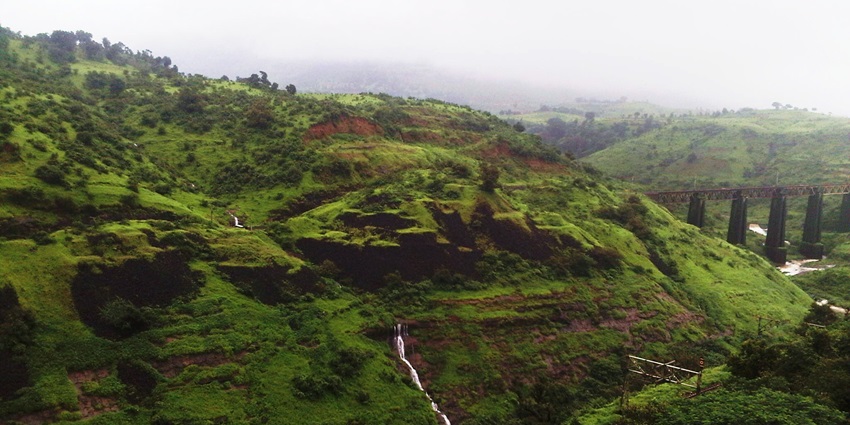 A picture showing the lush green landscapes and trekking trails of Igatpuri, one of the top attractions near Pune in summer.