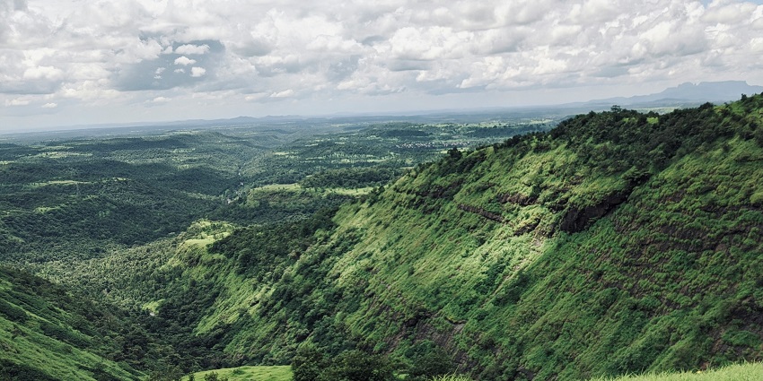 Verdant hills of Igatpuri, one of the scenic hill stations near Mumbai within 100 kms.