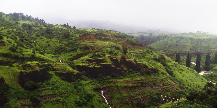 Panoramic view of the Igatpuri Plateau, a famous hill station in Maharashtra, surrounded by lush hills.