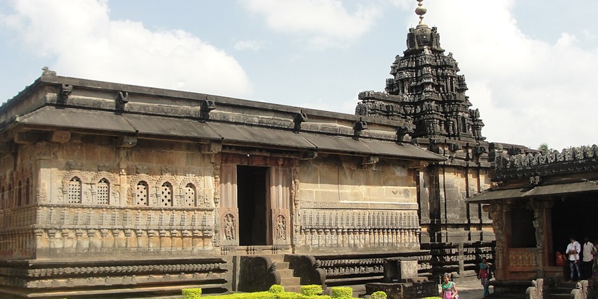 Image of Ikkeri Aghoreshwara temple Karnataka India - The calm and clean surroundings make it a pleasant place to explore