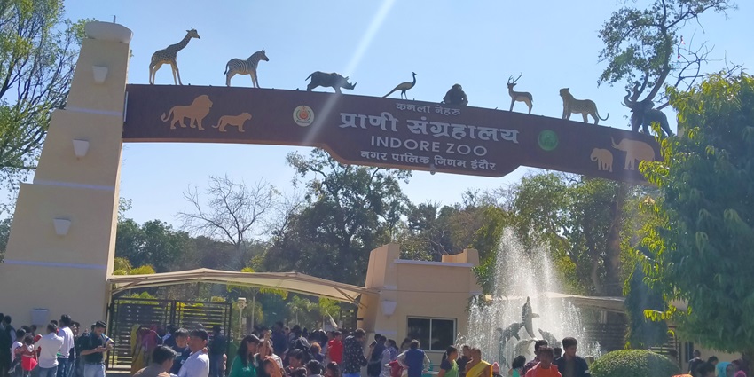 An image of the entrance gate of the indore zoo, one of the places to visit in indore