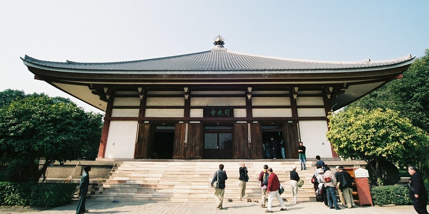 People are climbing the stairs of the Nipponji Temple complex, removing their shoes.
Viewers of this file can see comments and suggestions