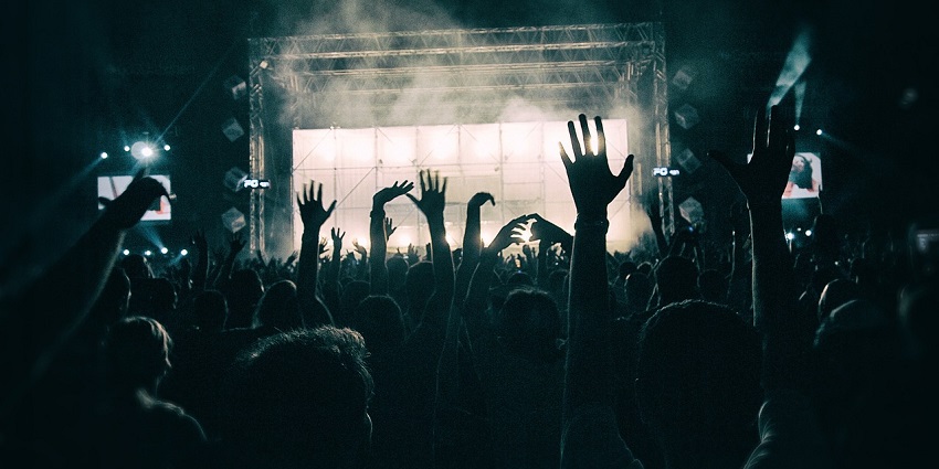 A huge crowd grooving to the musical performance at Insomnia.