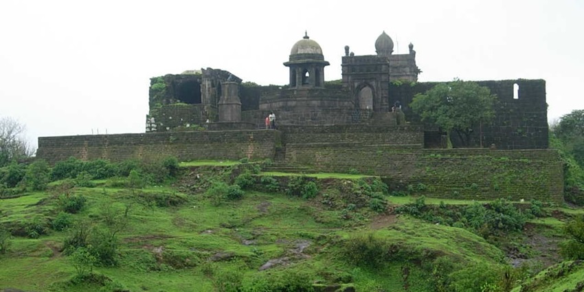 Rani Vasa, the historic palace with beautiful carvings and Maratha heritage.