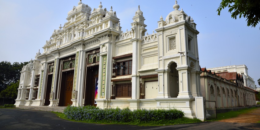 Majestic beauty of Jaganmohan Palace in Mysuru with a stunning wide-angle view.
