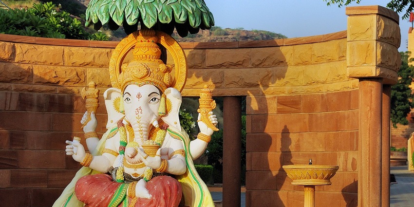 The Jai Ganesh Mandir is a beautiful temple, a popular place near Sindhudurg Fort, showcasing Hindu culture.