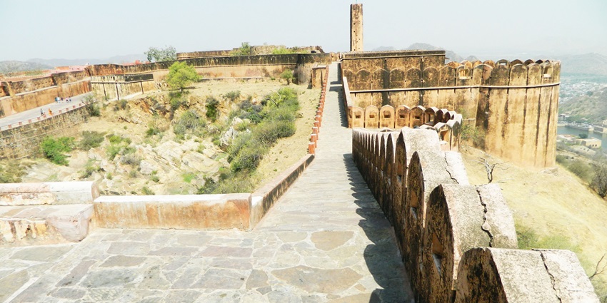 View of Jaigad Fort with its impressive walls, a tourist attraction near Ratnadurg Fort.