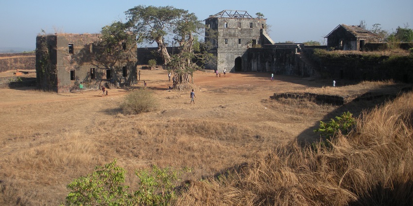 Jaigad Fort, the best place near Purnagad fort, with its sturdy stone walls.
