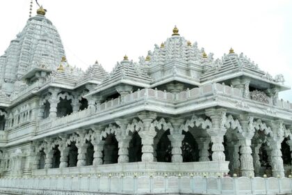 Explore the beauty, energy, and solace of the best Jain temples in Indore on your visit.