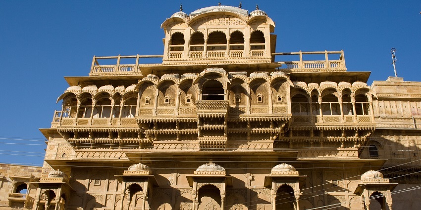 Marvel at the intricate artworks that adorn the walls of the massive Jaisalmer Fort.