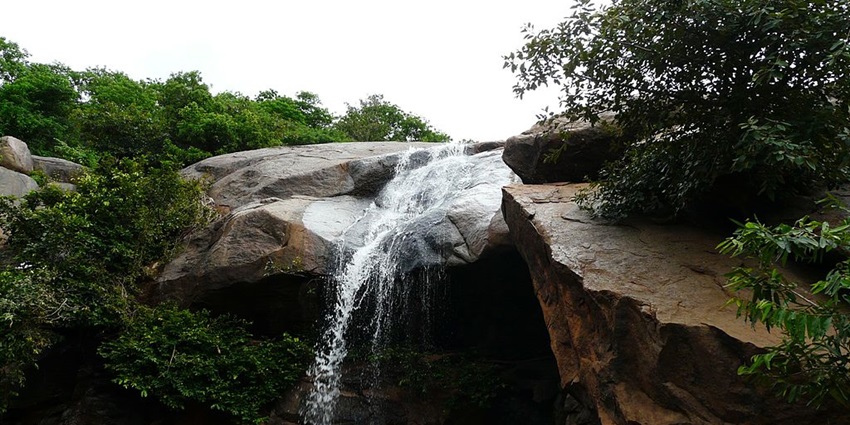 Exquisite Jalagamparai waterfalls are ideal for nature lovers and photography enthusiasts.