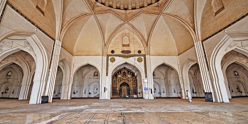 Jami Masjid, is one of the famous places to visit in Vijayapura showcasing Indo-Saracenic architecture and tranquillity.